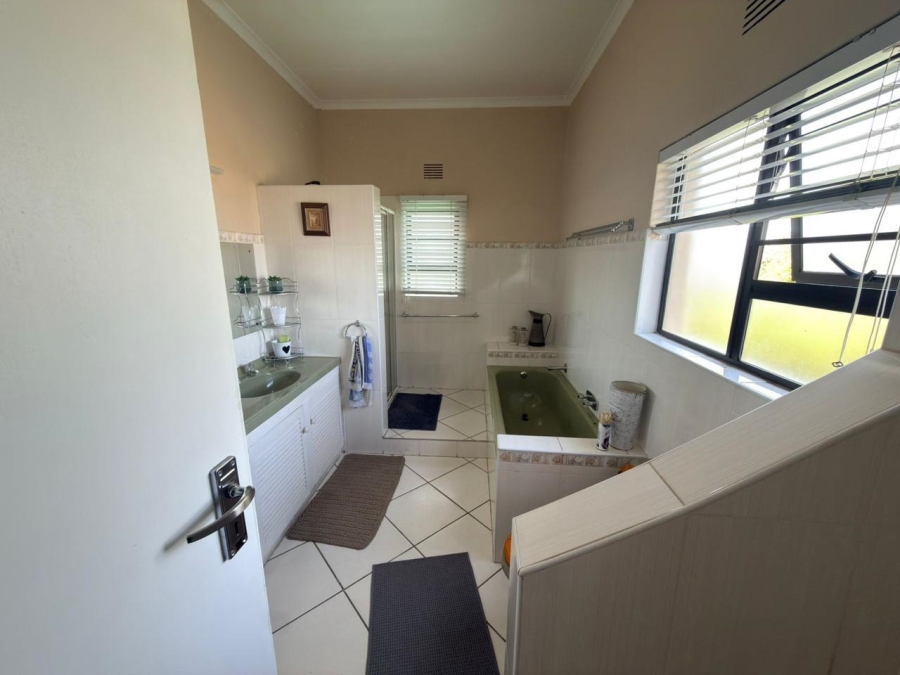 To Let 4 Bedroom Property for Rent in Langerug Western Cape